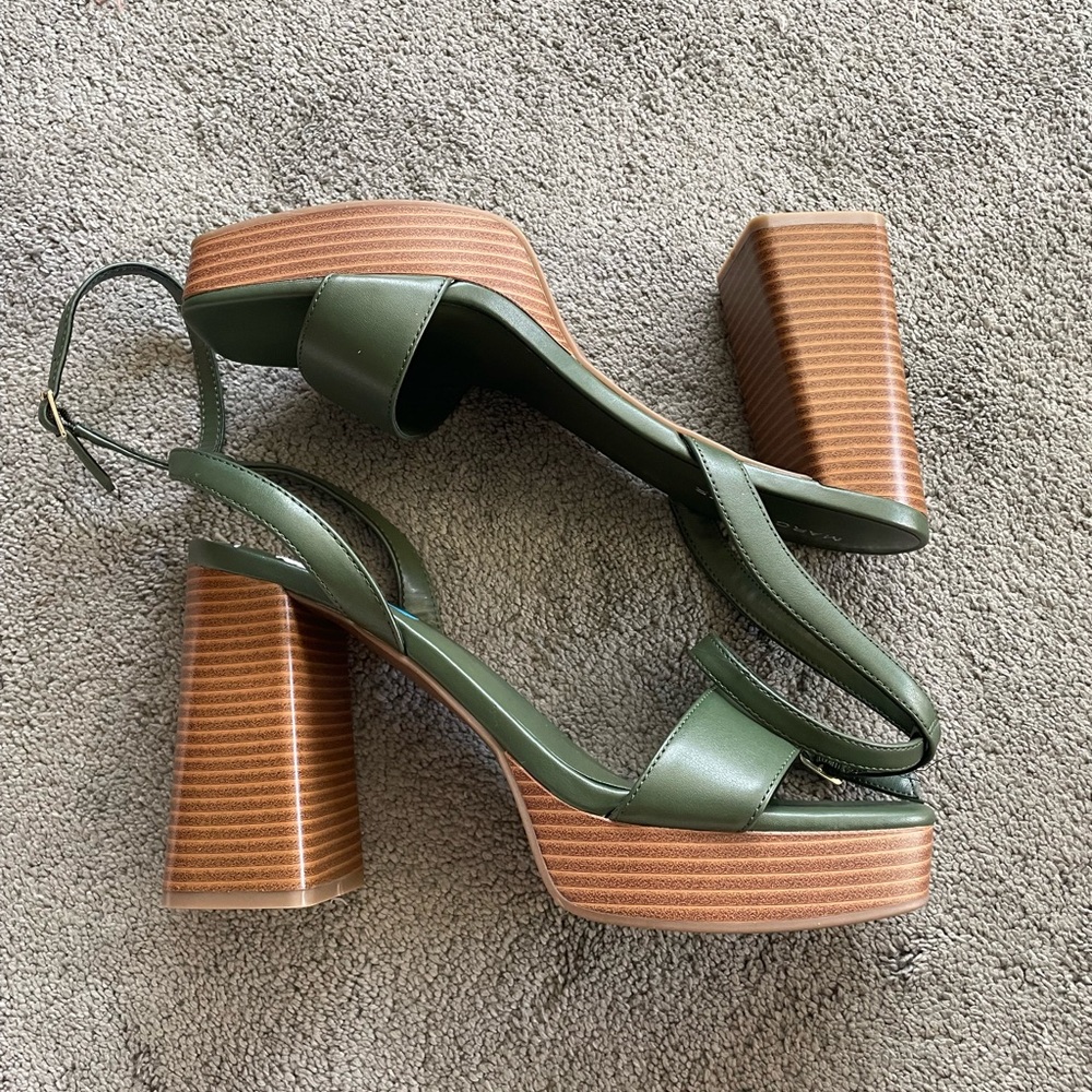 NWOT Marc Fisher Army Green Block Platform Heels Size 10